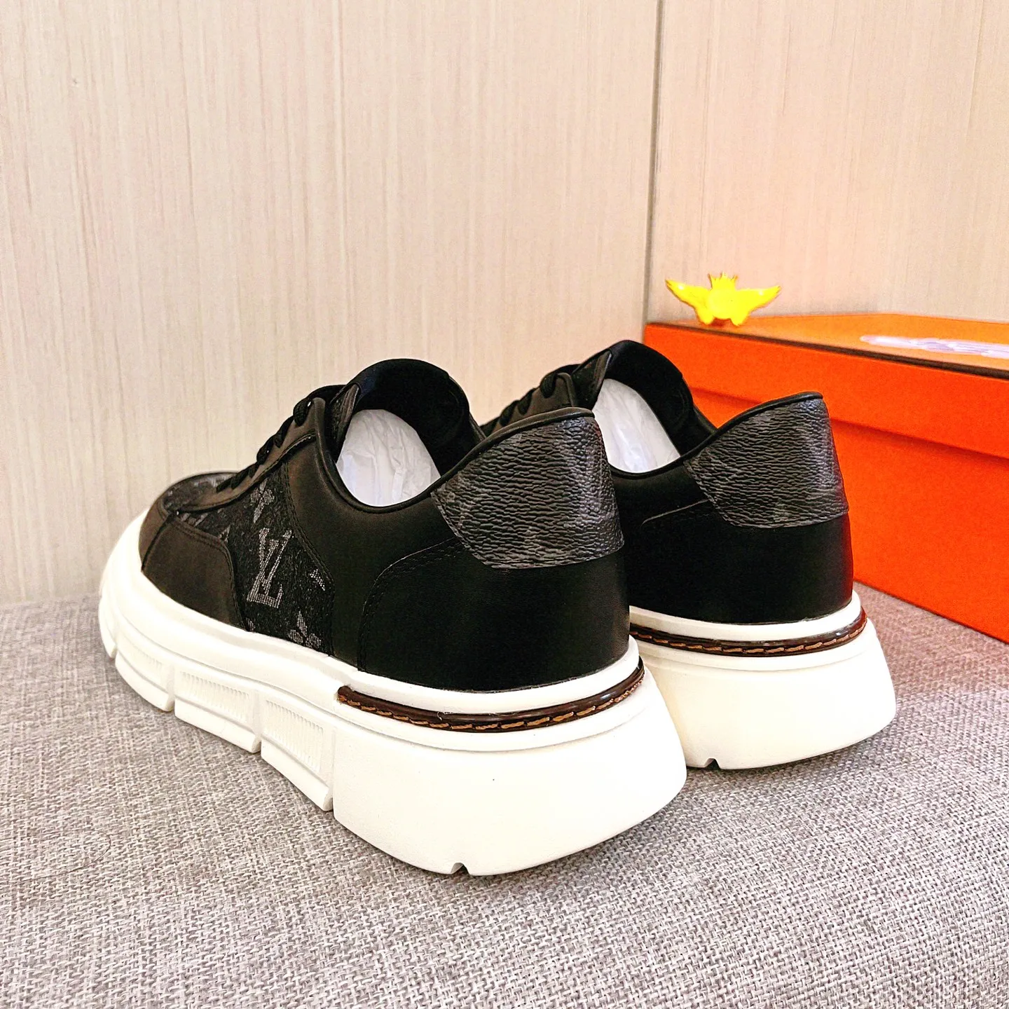🚘🚘Factory batch 420 men's shoes💰[LV]🔥Louis Vuitton high-end men's shoes brand official website 1:1 latest masterpiece: the upper is made of Italian imported first-layer cowhide with a comfortable and breathable lining➕original non-slip and wear-resistant outsole🔥, making walking more convenient and comfortable! An exclusive new model, a stunning work, a beautiful 1:1 replica [color] compared to the official quality! Create a fashionable personality to set off your uniqueness! A must-have for trendy men! Classic 🔥Size: 38-44 Color: 🔥 2⃣️colors available🔥.